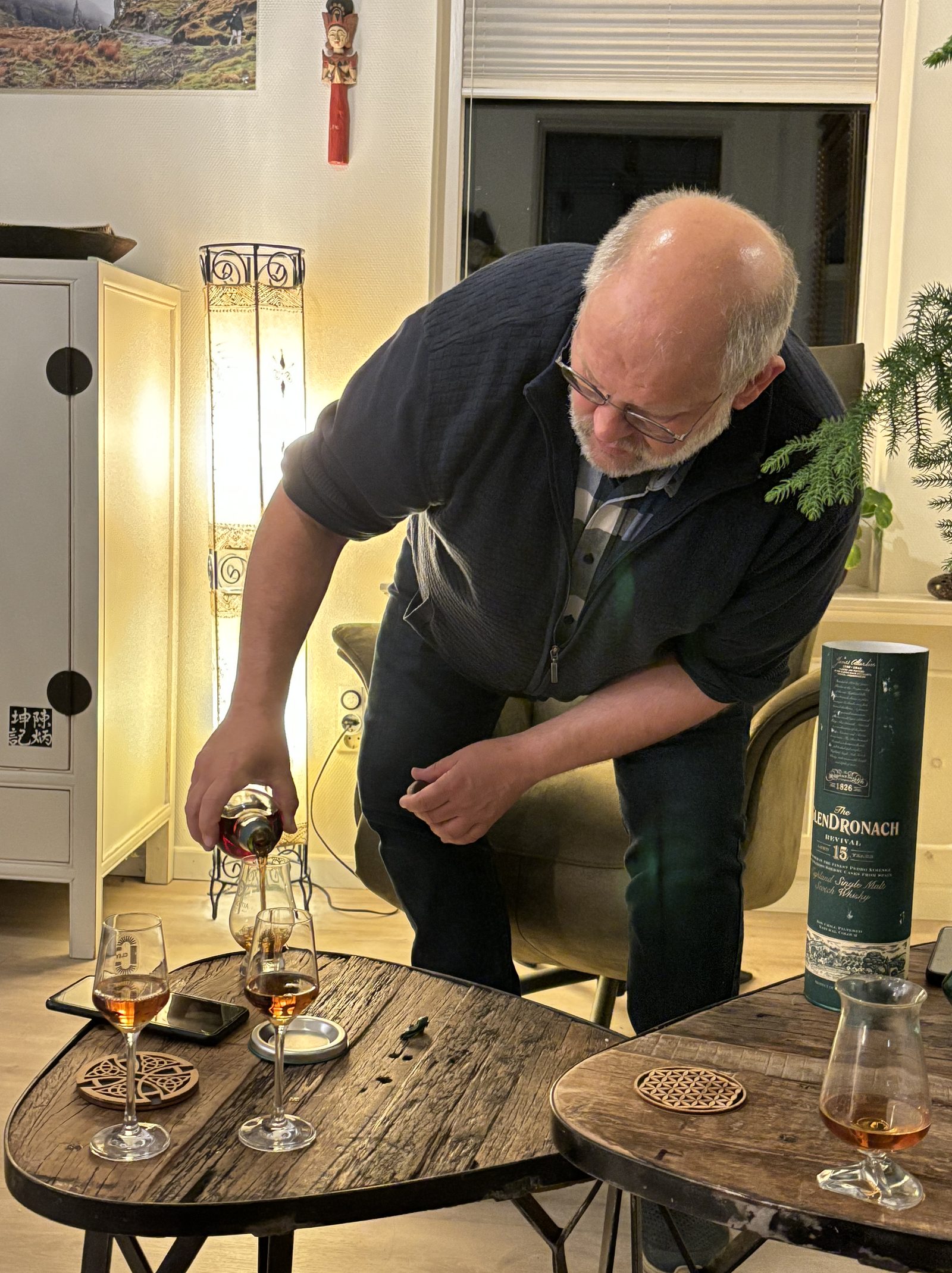 Gastheer schenkt whisky