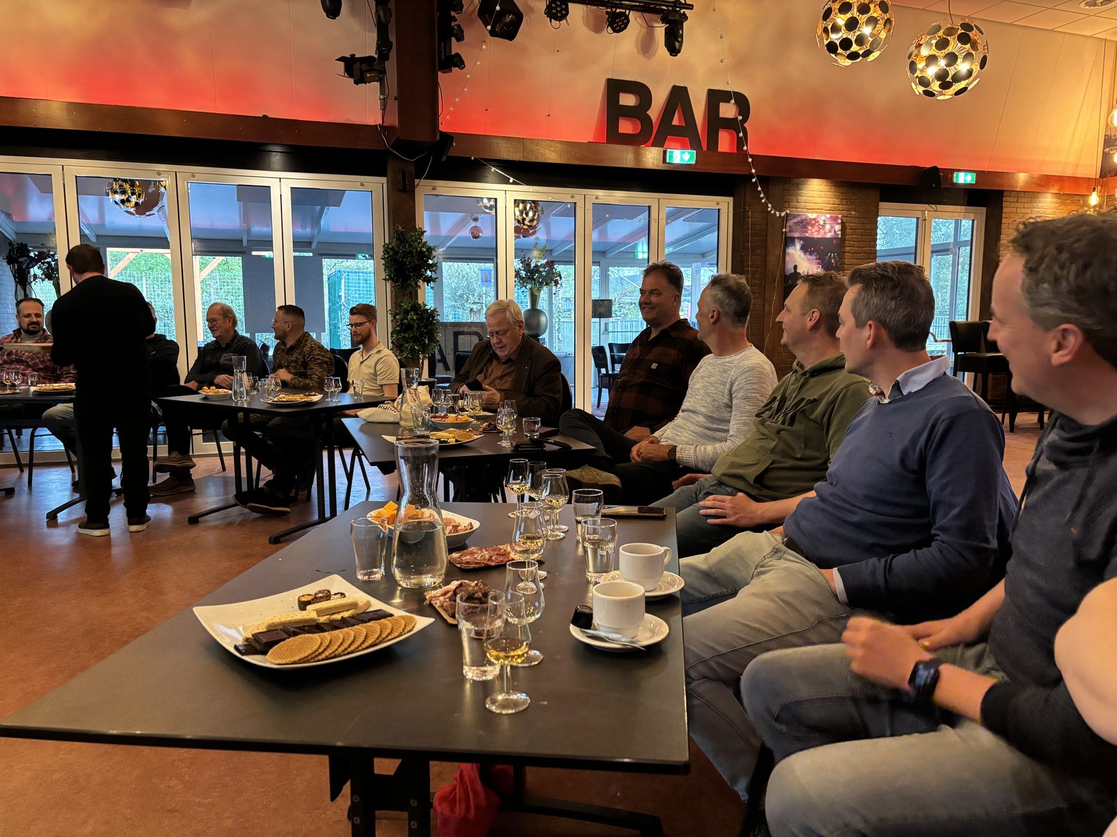 Proeverij aan tafel bij Whisky Club Pekela